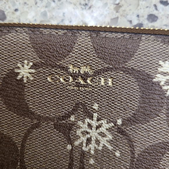 COACH Corner Zip Wristlet In Signature Canvas With Snowflake NWOT - Picture 2 of 6